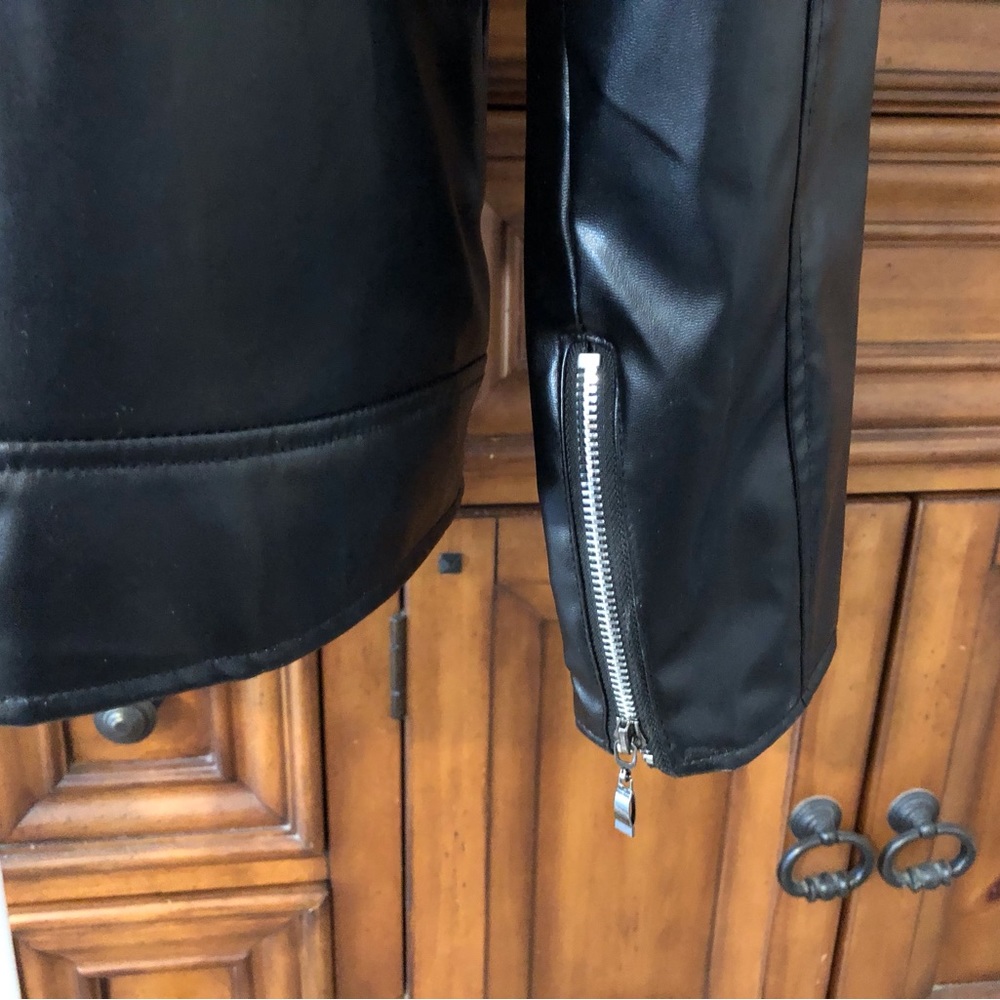 Like New black moto jacket - Picture 7 of 10
